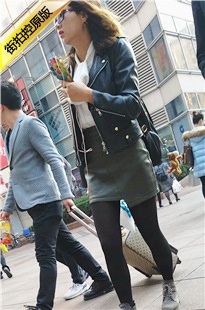 街拍墨镜时尚长发短裙黑丝美女[962M/MP4]