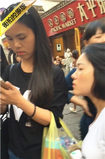 要人命的极品蓝色牛仔裤美眉极品美臀[1.17G/MOV]