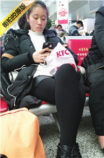 4K-候车室黑色打底SW长腿极品美眉[802M/MP4]