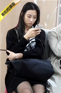 地铁站候车的SW美女MT[88.3M/MP4]