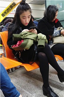 4K-火车站候车的黑丝短裙淡妆妹子[585M/MP4]