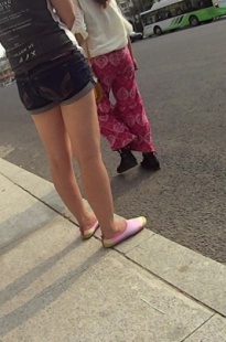 跟拍白嫩长腿MM失败[156M/MP4]