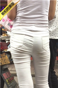 白色紧身裤美眉和男友逛街，不停摸着PP [386M/MOV]
