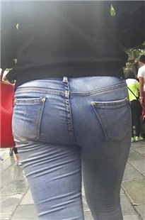 大臀紧身牛仔裤翘臀美眉性感无比[339M/MP4]