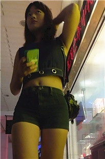 年轻小妹饱满的前三角[302M/MTS]