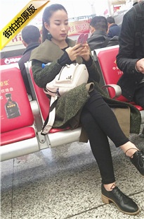 4K-火车站拍摄黑色紧身裤长腿漂亮美眉[426M/MP4]