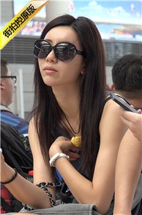 4K-候车室难得一见的高颜值美女[1.35G/MP4]