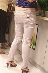 美女，你穿这裤子是故意路沟的么[163M/MP4]