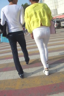 黄衣白色紧身萝莉臀部圆圆很诱人[254M/MP4]