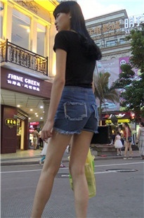 长腿牛仔热裤小妹[472M/MP4]