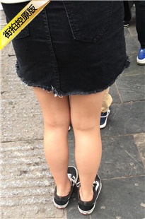 街拍黑色牛仔裙MT美眉在排队[139M/MOV]