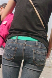 在路边买东西的牛仔裤MM[65.7M/MP4]