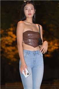 夜拍蓝色牛仔裤美女MJ2795