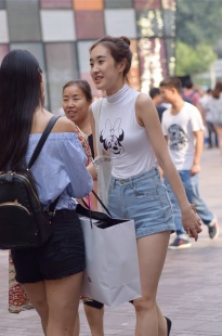 牛仔热裤美女展清新活力魅力－16张