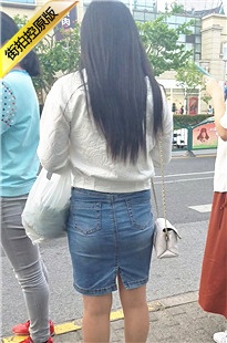 跟拍蓝色紧绷牛仔包臀短裙长发丰满美眉[682M/MP4]