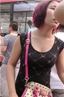 等公交车的紧身包臀裙小MM[239M/MP4]