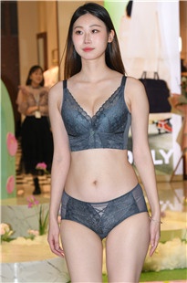 真想约她拍私房照呢3A7620[2.18G]