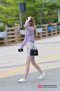 身穿小白鞋的她3A5920[1.6G]