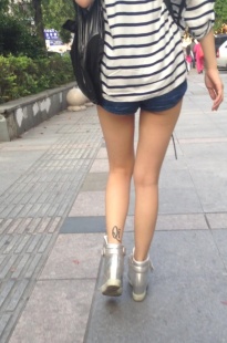 跟拍纯情蓝热裤美眉，脚跟纹身啥意丝[461M/MOV]