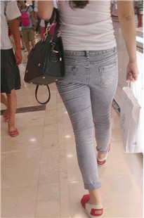 穿板鞋的牛仔裤美眉[165M/MP4]