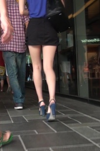 蓝衣黑短裙极品长腿美女[629M/MTS]