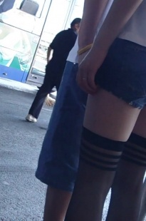 在等公车的高挑热裤MM [63.1M/MP4]