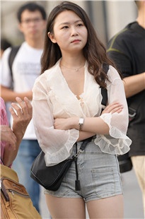 爱穿丝袜的上海妹3A6344[1.96G]