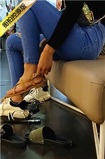 蓝色牛仔裤美眉在试鞋[418M/M2T]