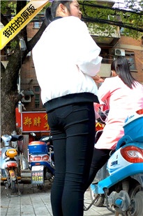 Q弹紧身黑裤小妹，PP真嫩[351M/MP4]