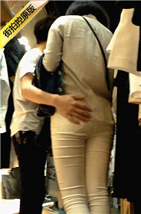 紧身白裤美眉帮男友挑衣服，男友咸猪手摸来摸去[288M/MP4]