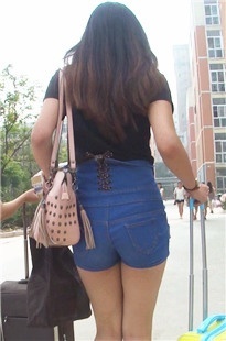 校园极品高跟美臀热裤美眉，冒死跟到女生宿舍楼前[57.8M/MP4]