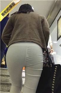 上楼梯的白裤长发美眉PP太翘了[185M/MOV]