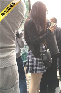 等公交车的短裙肉丝MT长发美眉[292M/MOV]
