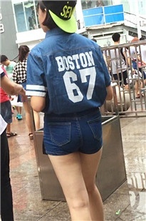 戴鸭舌帽的紧臀热裤美眉[296M/MOV]