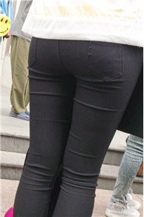 黑色紧身裤小妹看演出我看MM黑屁屁[153M/MP4]