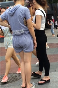 黑色紧身吊带薄裤时尚妹子，前凸后翘[325M/MOV]