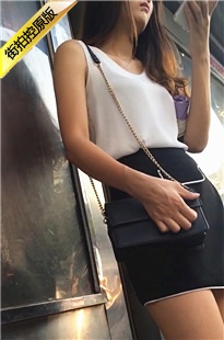 公交站台等车的黑色短裙MT美眉[51M/MP4]