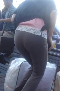 紧裤圆臀小MM等车，真的好喜欢啊[44M/MP4]