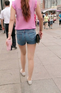 透视粉上衣热裤美妇臀紧[187M/MP4]