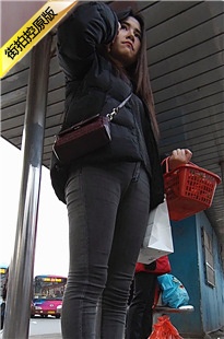 紧致灰色牛仔裤等车妹子，三角区好挺[964M/MP4]