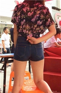 【带子狼原创作品】喜欢坐矿泉水瓶的美女[4.61G/MP4]