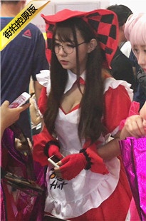 动漫展的极品cosplay美女[711M/MOV]