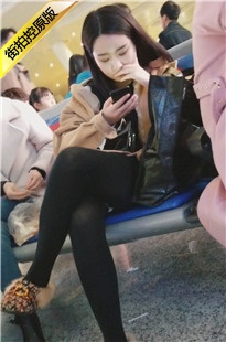 4K-看手机的街拍黑丝美眉[795M/MP4]