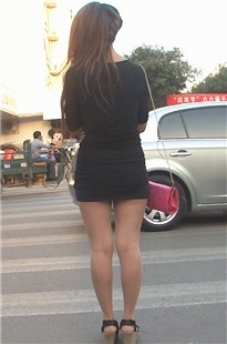 黑色超短裙时尚小妹[384M/MP4]