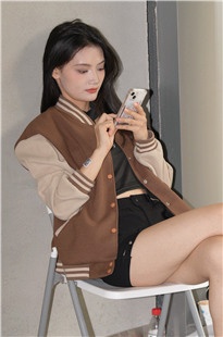 二郎腿一翘，谁不爱看3A7221[1.1G]