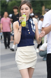 雪白美腿美足的媳fu3A9081[2.08G]