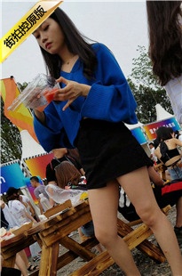 4K-蓝衣热裤MT极品美女在吃西瓜[696M/MP4]