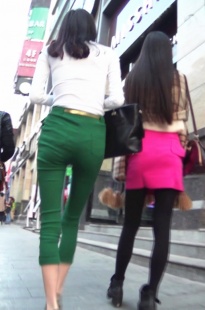 高挑绿裤美女，太高了！大风一吹都得倒[108M/MTS]