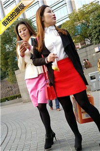 跟拍两个靓丽金发黑丝性感MT美女[1.15G/MP4]