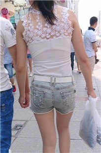 街拍肉丝热裤美眉[128M/MP4]